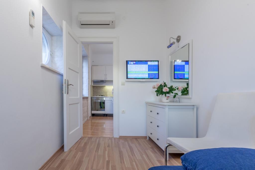 Chic Apartment In Center Split Room photo