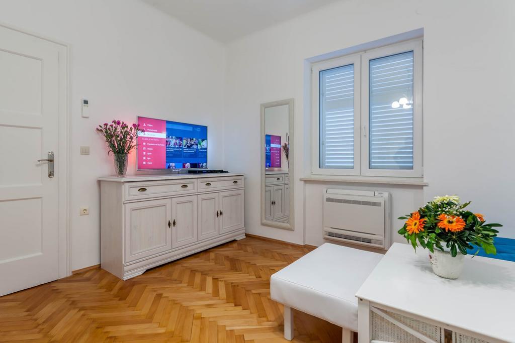 Chic Apartment In Center Split Room photo