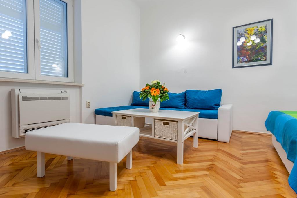Chic Apartment In Center Split Room photo